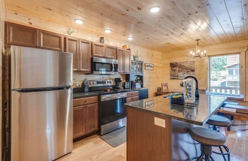 White Oak Lodge Cabin | The Foxtail Lodge - Game Room, Hot Tub & Smoky Mountain Resort Pool