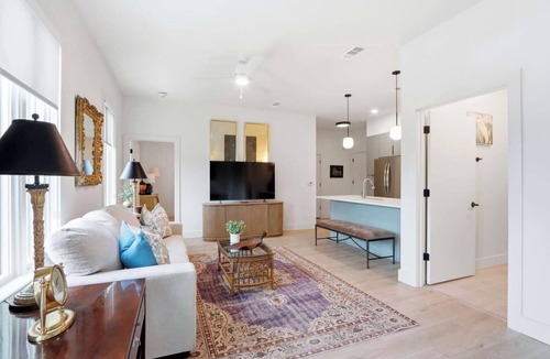 Metropolitan Apartment | The Gardenia Family Suite | Near Downtown
