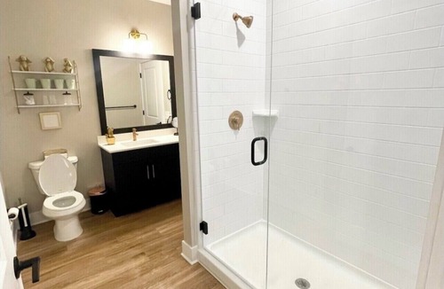 Summerhill Condo | The Golden Retreat | 12pm check out 12 mins from AIRPORT
