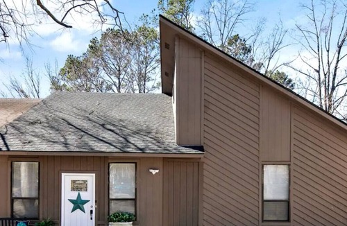 Westover House | The Great Dane. 3BD/3.5BA, 1mile from Bragg