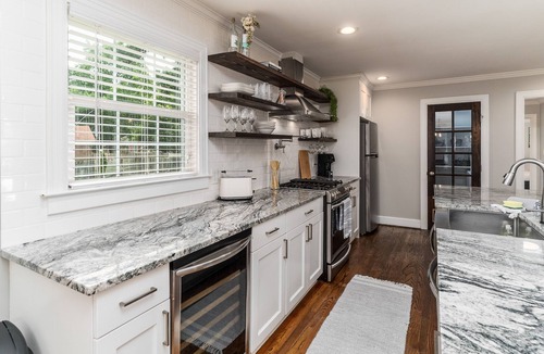 Greenville House | The Greenery- Spacious 4-bedroom with room for 10