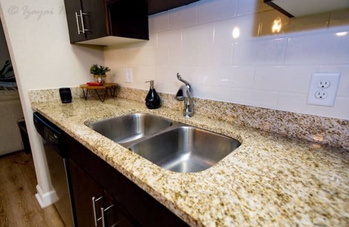 Carver City - Lincoln Gardens Apartment | The Honeycomb Hideout* In the heart of the Bay