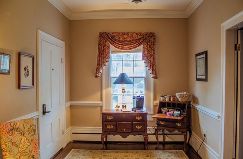 Clinton Apartment | The Ilex Room - Private studio w/Ensuite Bath in Historic Downtown Home