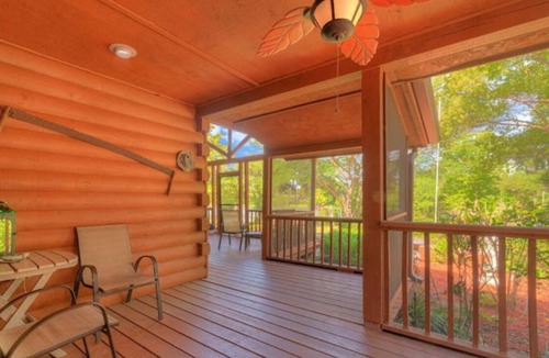 Lake Helen Apartment | The Island Room at Cabin on the Lake