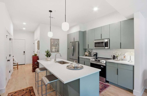 Metropolitan Apartment | The Jardin Cedar Suite | Near Downtown