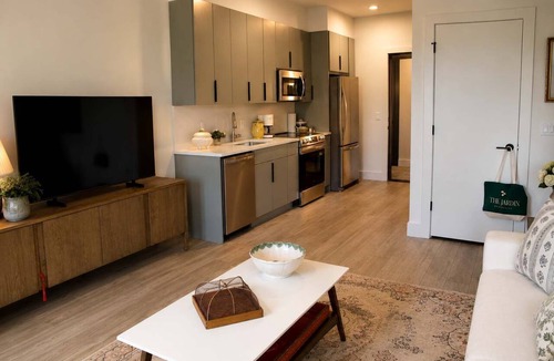 Metropolitan Apartment | The Jardin Heather Suite | Near Downtown