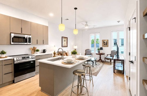 Metropolitan Apartment | The Jardin Sunflower Suite | Near Downtown