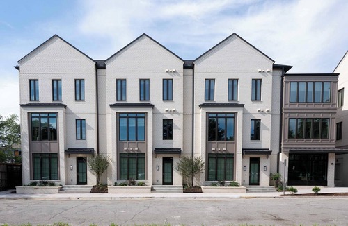 Metropolitan Apartment | The Jardin Sunflower Suite | Near Downtown