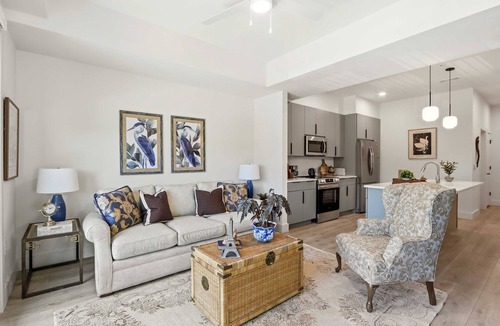 Metropolitan Apartment | The Jardin Wisteria Suite | Near Downtown