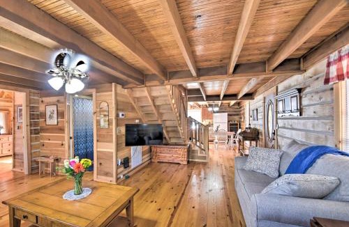 Gumlog House | ‘The Lake Place’ Cabin w/Golf Cart & Free Kayaks!