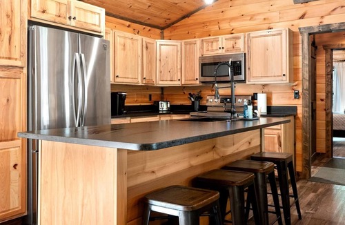 Smithville Cabin | The Little Lake House - King Bed - New Hot Tub - 1 Min to Lake - Fiber Wifi