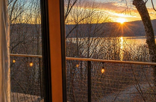 Smithville Cabin | The Little Lake House - King Bed - New Hot Tub - 1 Min to Lake - Fiber Wifi