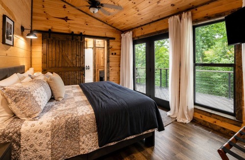 Smithville Cabin | The Little Lake House - King Bed - New Hot Tub - 1 Min to Lake - Fiber Wifi