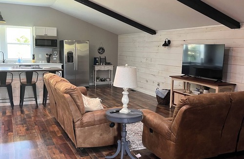 Dayton House | The Loft is a charming barndominium-style guesthouse near Lake Chickamauga.