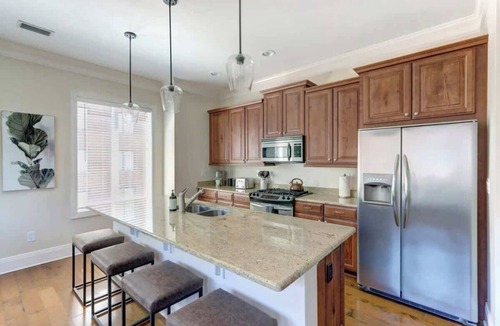 Historic District - North Condo | The Luxury Loft on Bay Street, Modern | Central