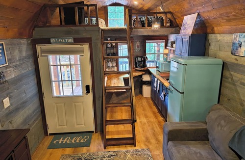 Townville Cabin | The Moose Lodge, located on Lake Hartwell, in Townville SC. Sleeps 6 guest.