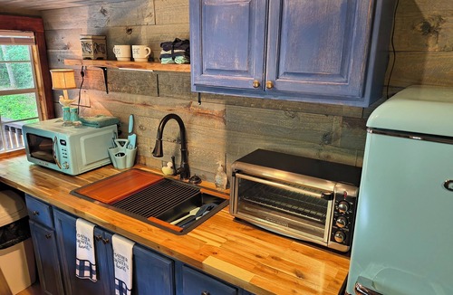 Townville Cabin | The Moose Lodge, located on Lake Hartwell, in Townville SC. Sleeps 6 guest.