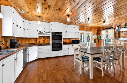 Kyle Cottage | The Nantahala Dollhouse Cozy 3-bedroom rustic cottage in the heart of Nantahala