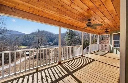 Kyle Cottage | The Nantahala Dollhouse Cozy 3-bedroom rustic cottage in the heart of Nantahala