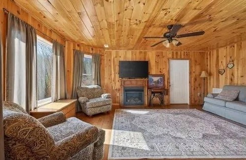 Kyle Cottage | The Nantahala Dollhouse Cozy 3-bedroom rustic cottage in the heart of Nantahala
