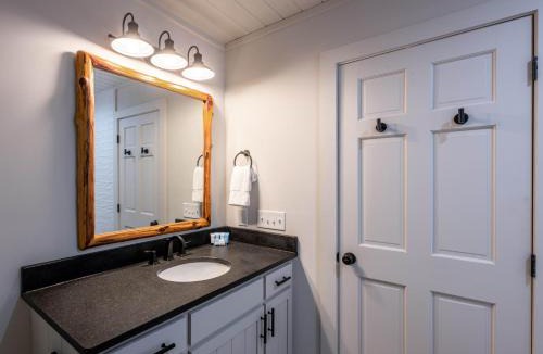 Topton Villa | The Nest - Beautiful, Luxury Lakeside Cabin