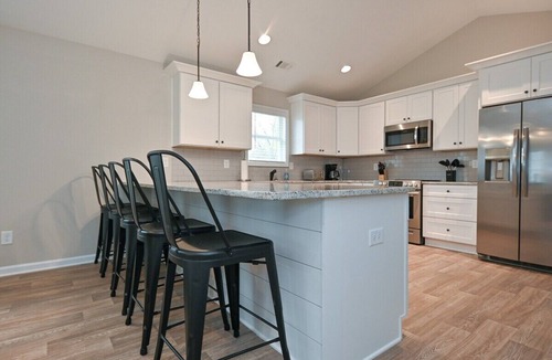 Commerce House | The Olive Cottage Close to Outlet Shops!