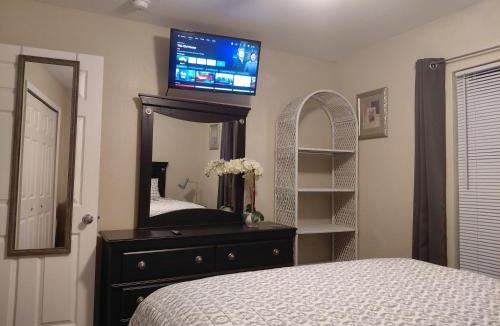 Sun 'N Lake House | The Orchard Suite of Sebring