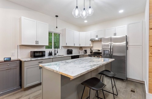 Westminster Cabin | The Panda Lakehouse - Charming 4 Bedroom Cabin in Lake Hartwell near Clemson