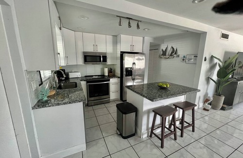 Lauderdale Beach House | The perfect getaway ,ONLY 2 Minutes away from the beach!