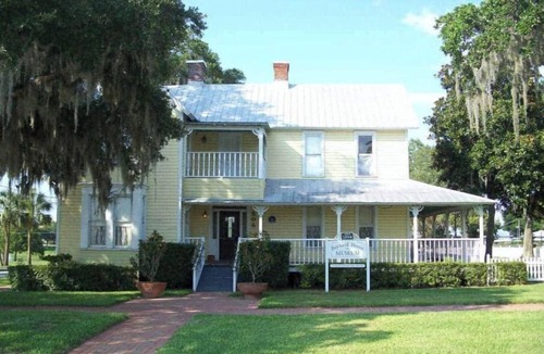 Auburndale Apartment | The Perfect Package of Space, Style and Comfort