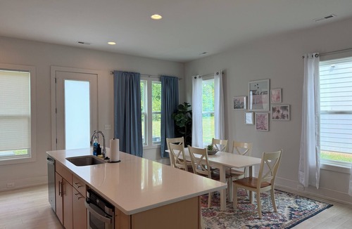 Sugar Creek House | The Quiet Haven - Pool Table + Backyard - 7 Min to Uptown