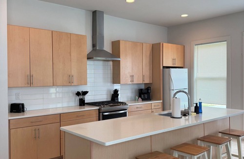 Sugar Creek House | The Quiet Haven - Pool Table + Backyard - 7 Min to Uptown