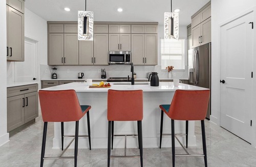 Florida Center House | The Radiant | Grand Villa w/Game Loft & Huge Suites, Mins to Universal & Disney
