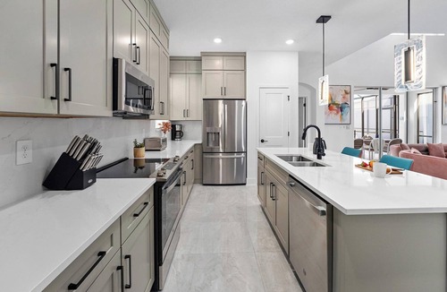 Florida Center House | The Radiant | Grand Villa w/Game Loft & Huge Suites, Mins to Universal & Disney