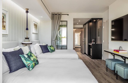 Pineapple Grove Arts District Hotel | The Ray Hotel Delray Beach, Curio Collection by Hilton