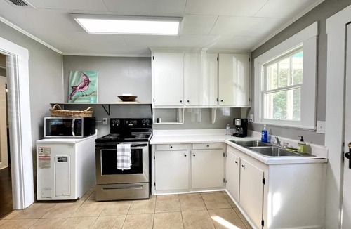 Douglas House | The Redbird: 3 Bedroom, Pet-Friendly, Downtown, Fast WiFi, Porch