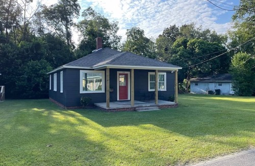 Douglas House | The Redbird: 3 Bedroom, Pet-Friendly, Downtown, Fast WiFi, Porch