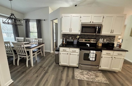 Savannah House | The Robin House, Newly Furnished Lake Retreat Near Tybee Island & Savannah