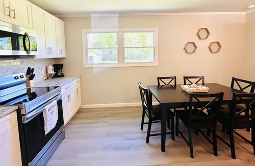 Athens House | The Sanford house/East Athens! 10 mins to town! PETS! Weekly discounts! MASTER!