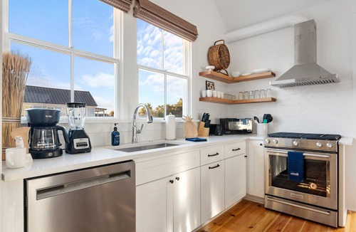 Westside Apartment | The Savannah Suite B | Downtown Dream