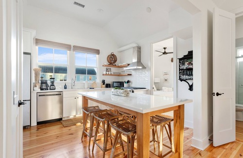 Westside Apartment | The Savannah Suite B | Downtown Dream