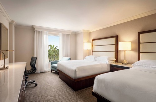 Park Shore Hotel | The Smart Choice for Your Next Getaway! 3 Units, Outdoor Pool, Free Parking!