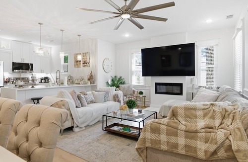 Thomas Square House | The Starland Sweet House PINK (No Pets)