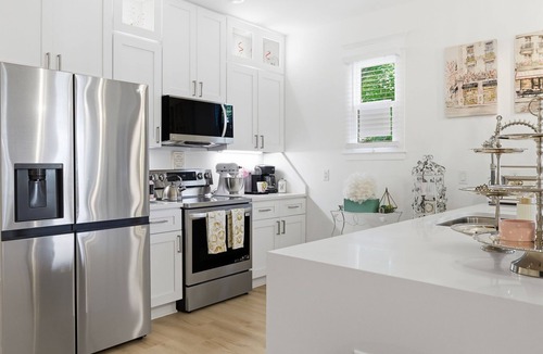Thomas Square House | The Starland Sweet House PINK (No Pets)