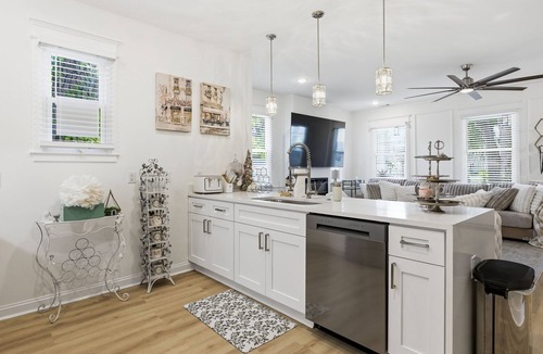 Thomas Square House | The Starland Sweet House PINK (No Pets)