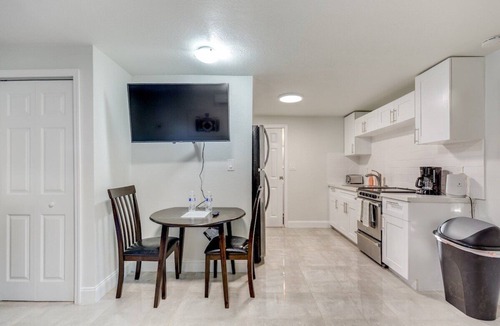 River Oaks House | The Studio in The Oaks near the cruise & airport - By Avi