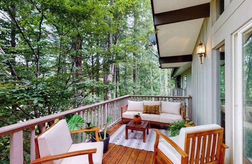 Pisgah Forest House | The Treehouse | Rustic-modern retreat in Pisgah Forest, professionally decorated