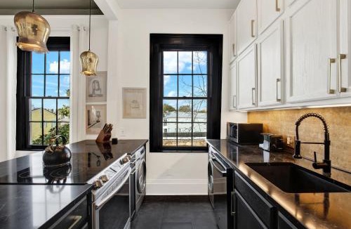 Savannah Victorian District Apartment | The Treehouse Walk to Forsyth Balcony