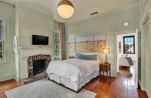 Savannah Victorian District Apartment | The Treehouse Walk to Forsyth Balcony