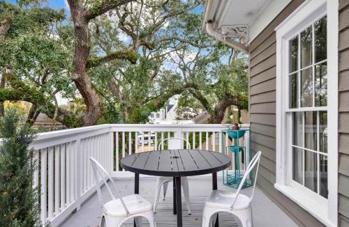 Savannah Victorian District Apartment | The Treehouse Walk to Forsyth Balcony